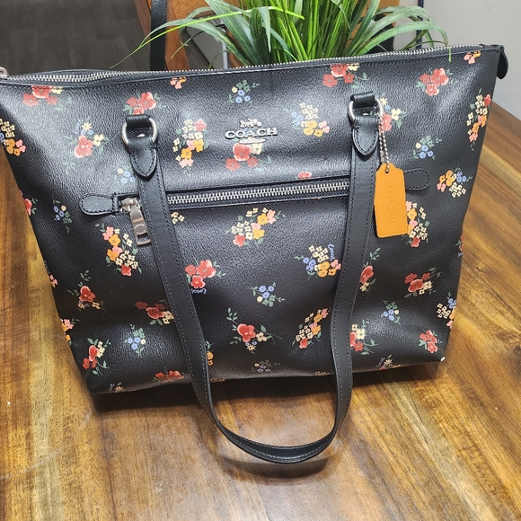 Coach - Picture 9 of 9